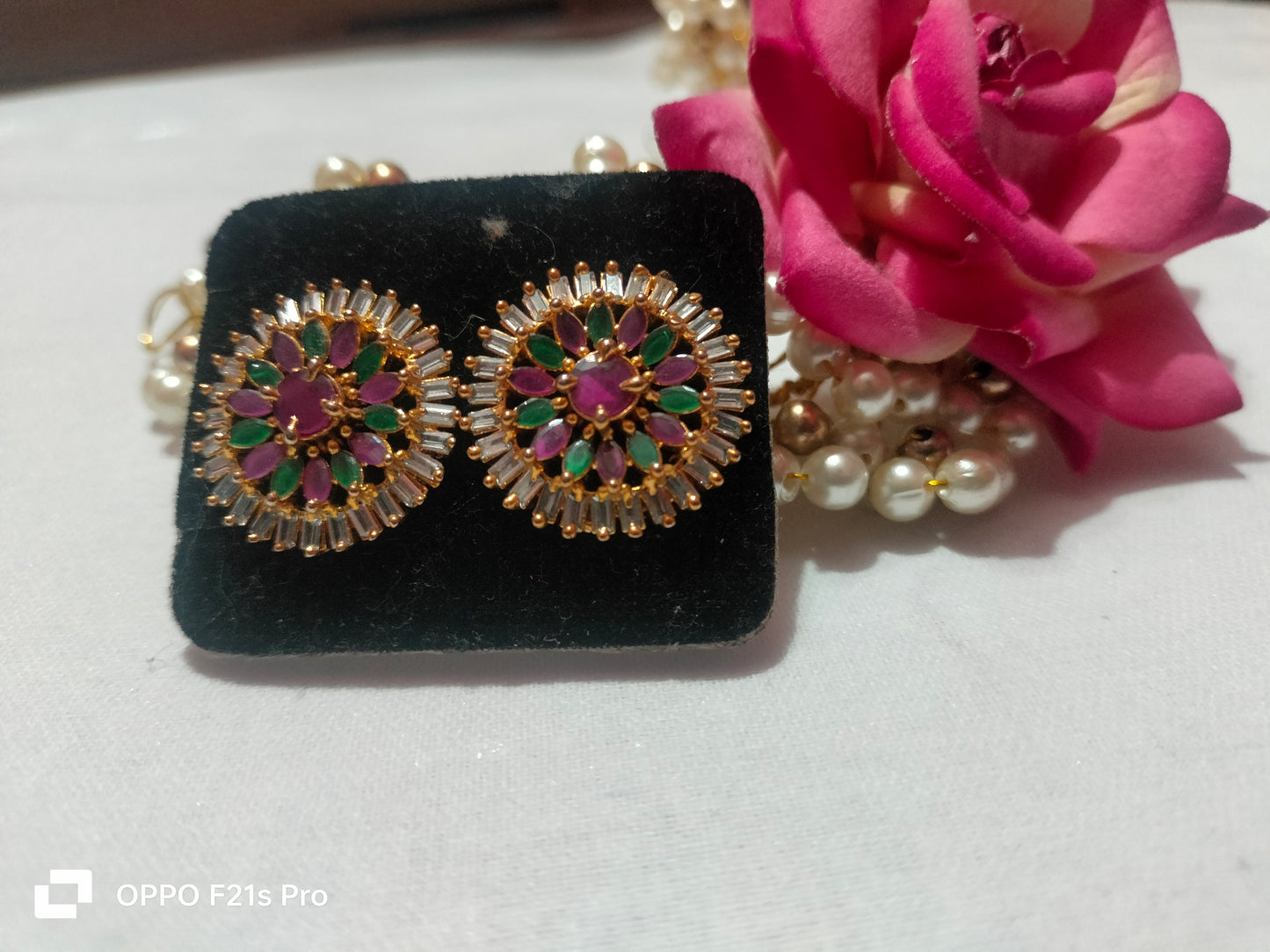 A combo set of 2 earrings, that give you an elegant look in every occasion