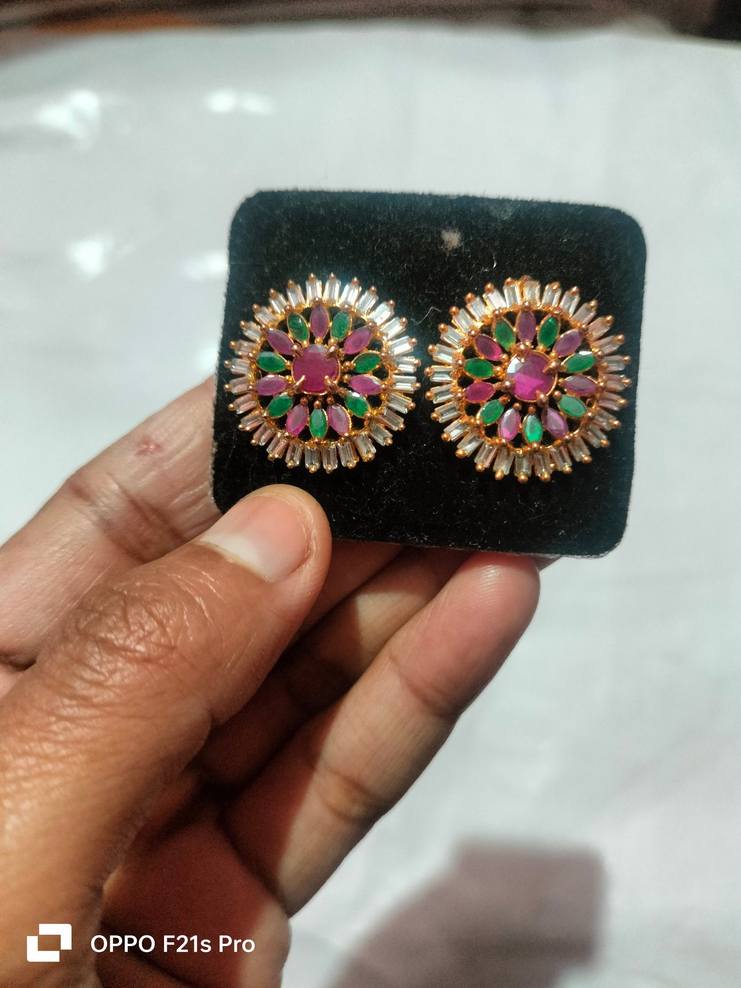 A combo set of 2 earrings, that give you an elegant look in every occasion