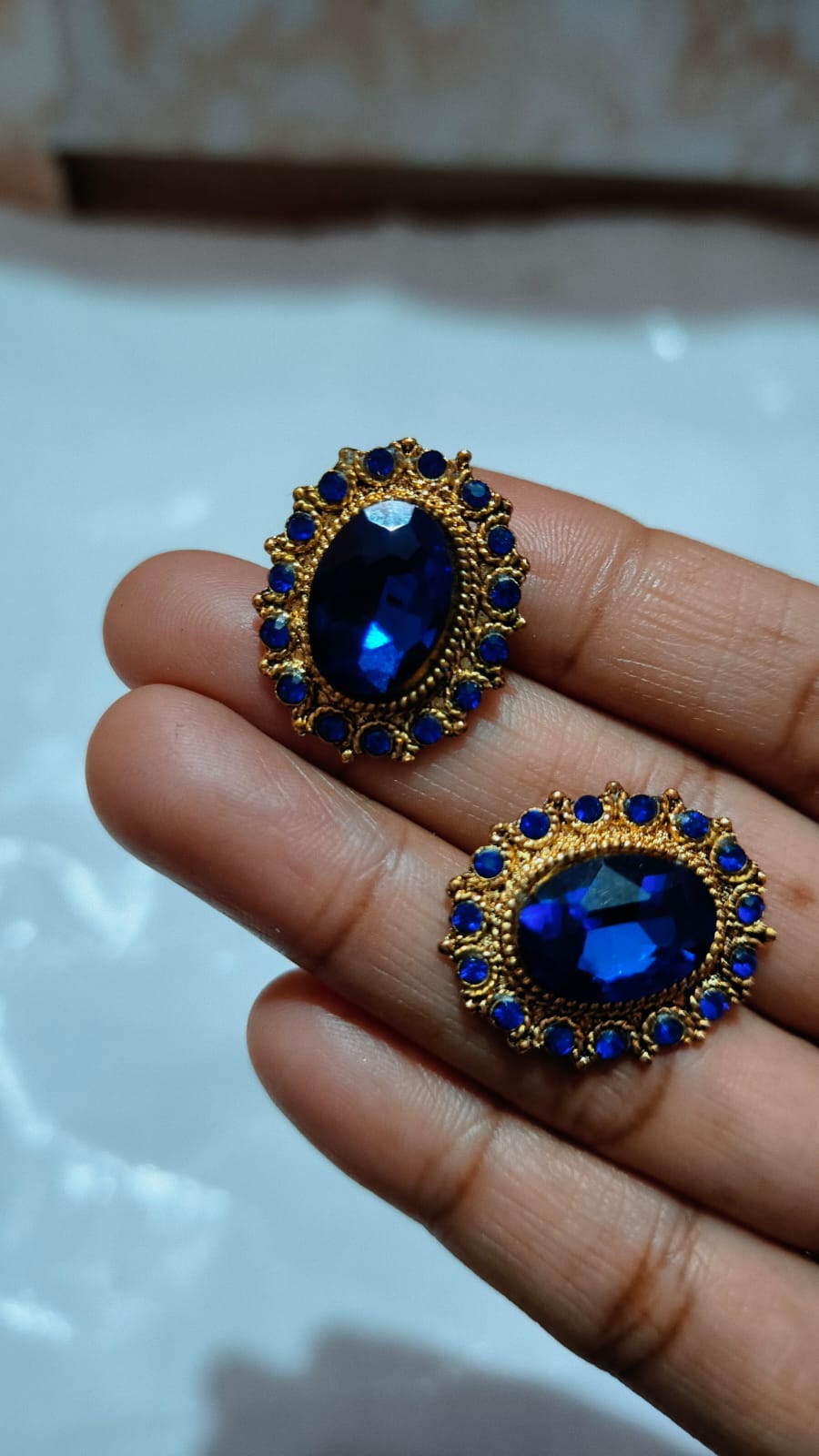 A combo set of 2 earrings, that give you an elegant look in every occasion