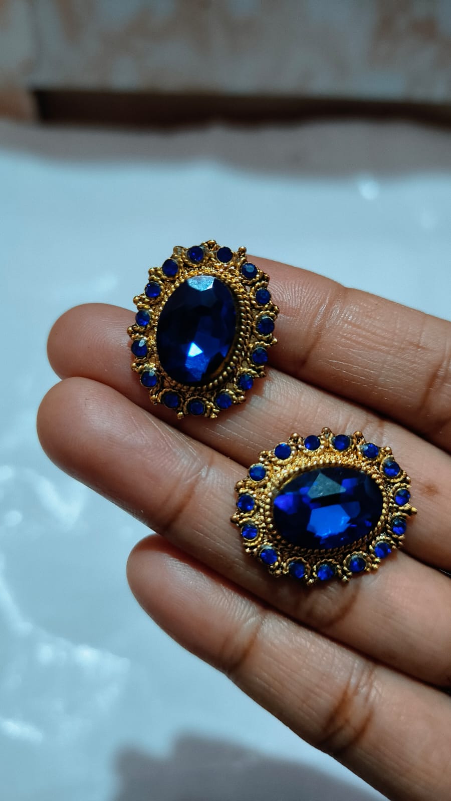 A combo set of 2 earrings, that give you an elegant look in every occasion